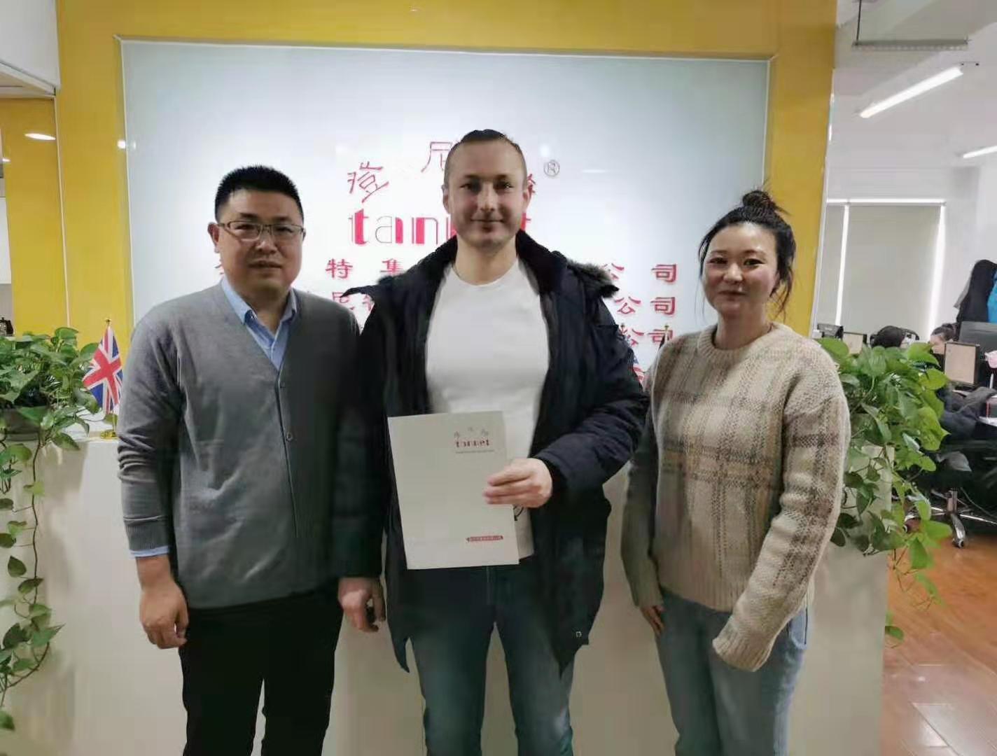英國客商設(shè)立外資公司簽約合影